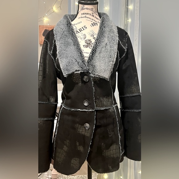 Ubu "Wicked Fur" Reversible Fur Coat
Size M with Patchwork Pattern.NWT - Picture 3 of 11